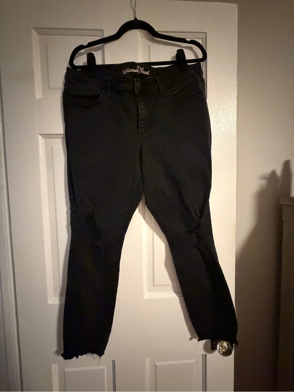 Universal Thread Black Cropped Distressed Jeans